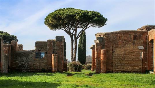 Auf unserem Weg von Gaeta nach Rom liegt die antike Stadt „Ostia Antica“. Wir entschliessen uns, die Ausgrabungen der 2000 Jahre alten Stadt zu besichtigen. Der Besuch lohnt sich, wir spazieren bei schönstem Wetter durch die vergangene römische Geschichte und sind, dank Covid, beinahe die einzigen Besucher.
